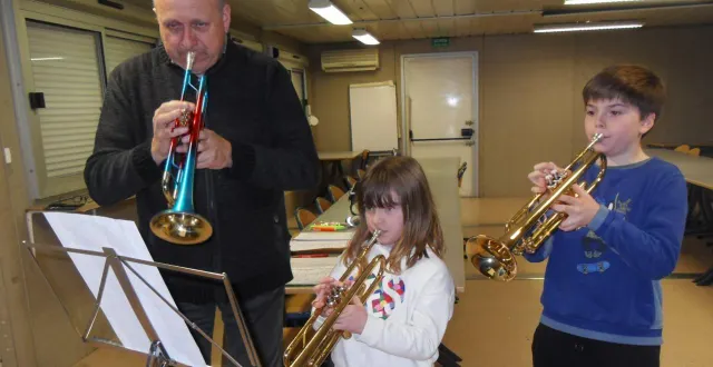 photo  luce et jules effectuent leur dernière répétition avant le concert.  &copy;  le maine libre 