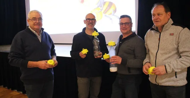 photo  patrice devincenzi, conseiller, jérôme billerott, adjoint, jérôme haumier, apiculteur et christian vogel, adjoint, présentent le piège qui sera remis aux habitants.  &copy;  co 