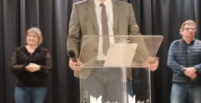 photo  pascal bironneau et des membres du conseil municipal.  &copy;  co 