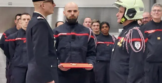 photo  freddy bernard, capitaine honoraire distingué par le colonel thibault niederlander, à la tête des pompiers des deux-sèvres pour encore quelques semaines.  &copy;  co 
