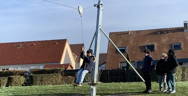 photo  les jeunes sargéens testent leur tyrolienne  &copy;  pascale guillod 
