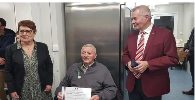 photo  moment d’émotion pour daniel bellaye, distingué par la maire annick dutertre, en présence de thierry lemonnier, conseiller départemental.  &copy;  le maine libre 