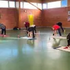 photo  entre 10 et 15 adultes participent aux séances de pilates. 