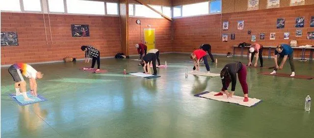 photo  entre 10 et 15 adultes participent aux séances de pilates.  &copy;  le maine libre 
