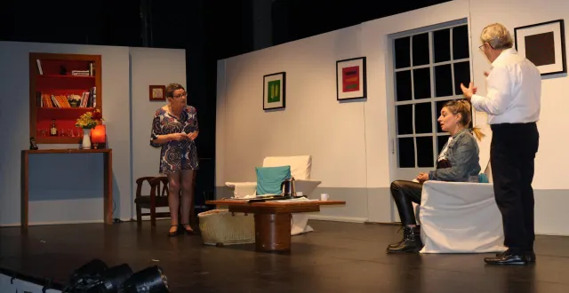 photo  belle affluence, dimanche, au centre rabelais, pour le spectacle organisé par les amis de badia goumanko. le cercle de théâtre du lude a amusé les quelque 180 personnes, venues assister à la pièce de théâtre, les coups tordus. nicole grigné gazon, présidente de l’association, s’en réjouit : « nous avons presque doublé le nombre d’entrées par rapport à l’an dernier. »  &copy;  ouest-france 