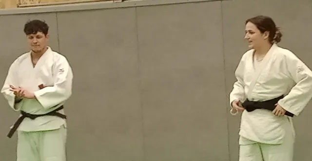 photo  elisa gélineau a reçu sa ceinture noire des mains de son frère david, professeur du club.  &copy;  co 