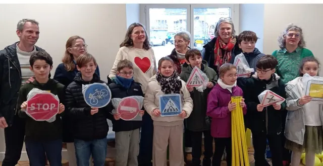 photo  des panneaux de signalisation routière ont été remis aux élèves pour leur participation au défi venir à l’école à vélo ou à pied.  &copy;  co. 