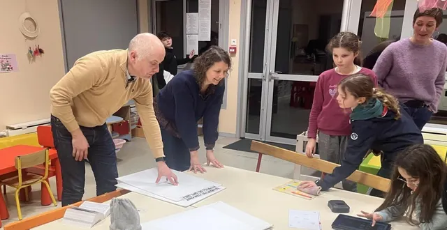 photo  pass’âge a co-proposé une soirée ludique et pédagogique, vendredi 30 janvier, pour sensibiliser les familles au harcèlement, autour de deux scénarios d’escape game. une quinzaine de participants ont mené l’enquête, échangé sur les signes d’alerte et les façons d’agir, et ont unanimement salué l’expérience. deux affiches de prévention ont été créées à partir des mots recueillis pendant la soirée.  &copy;  co 