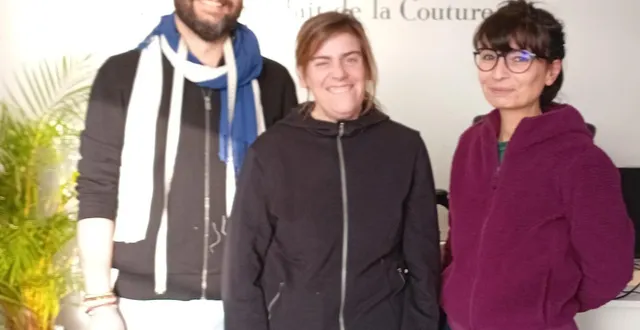 photo  benoît planchenault, gérant de l’entreprise le mec qui fait de la couture, et emmanuelle geoffroy, monitrice de l’atelier couture à l’esat les ardoisières de trélazé (géré par l’adapei 49), entourant ann-laure.  &copy;  co. 