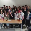 photo  le maire jérôme foyer aux côtés du conseil municipal des enfants et d’élus lors de la remise officielle des cartes électorales aux nouveaux majeurs de la commune. 