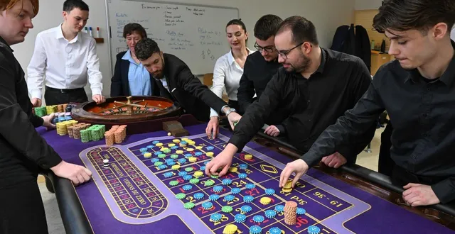 photo  saumur, mercredi 28 janvier 2026. à l’école, les croupiers du futur casino joa apprennent concrètement les différents jeux, ainsi que le maniement des cartes et des jetons.  &copy;  co - laurent combet 