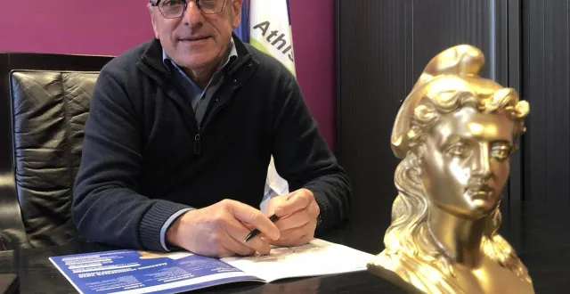 photo  alain lange, maire d’athis-val-de-rouvre (orne), avec la marianne d’or reçue il y a quelques semaines par son équipe.  &copy;  ouest-france 