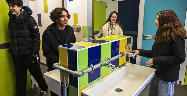 photo  depuis deux ans, le collège de la madeleine au mans a fait le choix de toilettes mixtes pour les élèves.  &copy;  le maine libre – denis lambert 