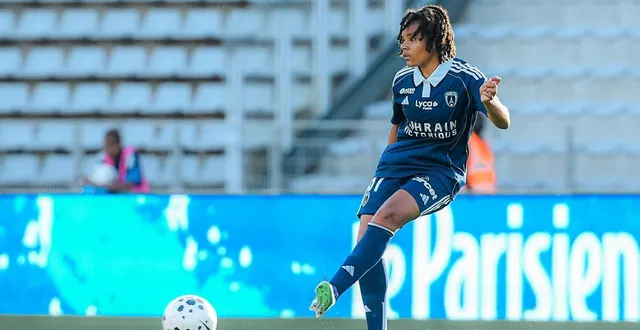 photo  kenza roche dufour, sous le maillot du paris fc  &copy;  paris fc 