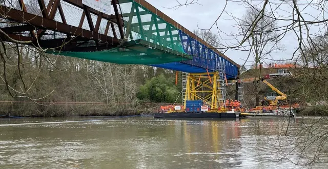 photo  huit opérateurs se sont coordonnés pour déployer la passerelle.  &copy;  le maine libre 