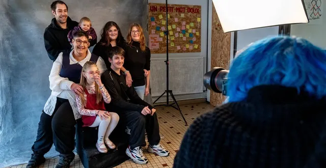 photo  le temps d’une journée au secours populaire, les photographes viennent prendre en photo gratuitement les familles.  &copy;  le maine libre - xavier sarrat 