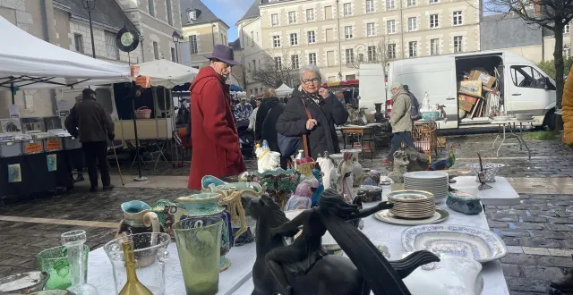 photo  « on a l’impression d’être dans un village », observe un commerçant, très satisfait de l’emplacement de la brocante place saint-eloi, en face du musée des beaux-arts.  &copy;  ouest-france 