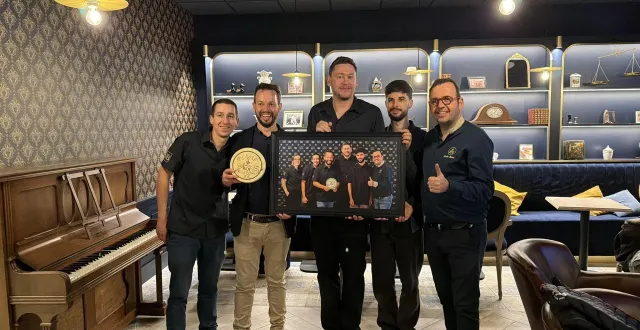 photo  dans le salon cocooning, nicolas bécam (à droite) avec les 4 associés qui l’aident à réaliser le projet, baptiste debruyne, brian veyssière, elie schrevel et romain mahot.  &copy;  maison bécam 