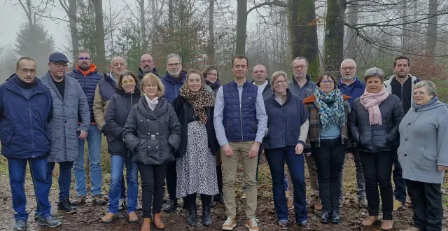 photo  les candidats se sont retrouvés samedi matin pour une photo de groupe en bordure de forêt.  &copy;  ouest-france 
