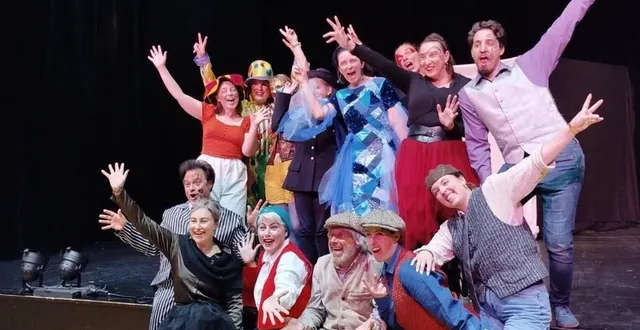 photo  céline michaud (au centre en bas) dans le rôle de pinocchio.  &copy;  co 