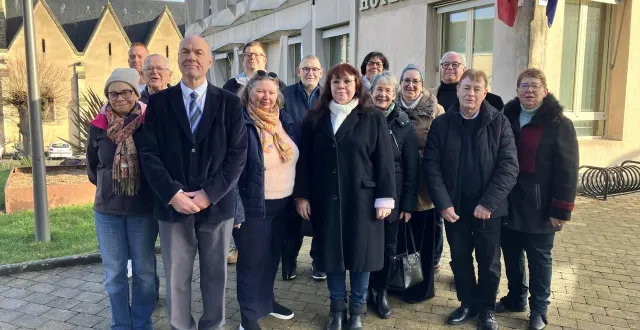 photo  olivier beslier (4e en partant de la gauche) est à la tête de la liste « parce que j’aime parigné ».  &copy;  le maine libre 