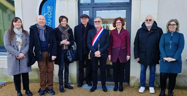 photo  lydie bourbon, raymond rousseau, véronique goukassow, pierre heulin, eric godin, anne décultot et carole lebris-voinot, lors de l’inauguration de la rénovation de la mairie.  &copy;  co 