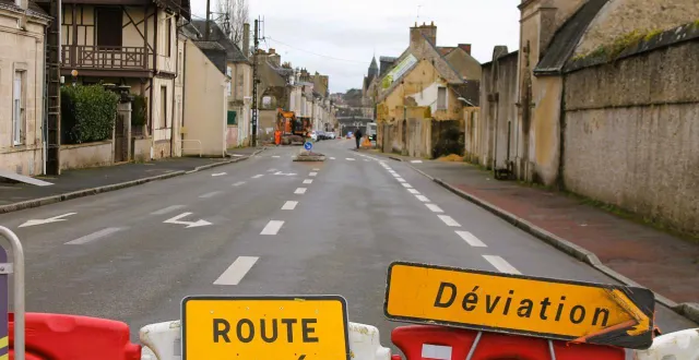 photo  depuis lundi 2 février 2026, le carrefour des rues du docteur-godard et denfert-rochereau est fermé à la circulation pour permettre le lancement du chantier.  &copy;  le maine libre 
