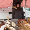 photo  imène bourayou saussaye a créé sa boulangerie itinérante la joie du bon pain où elle propose des pains à l’ancienne sur des marchés de l’orne et de sarthe. 