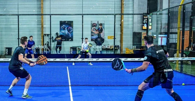 photo  le padel est un sport de raquette qui se joue sur un court divisé par un filet, encadré de vitres et grillages,  &copy;  photo : le maine libre - yvon loue 
