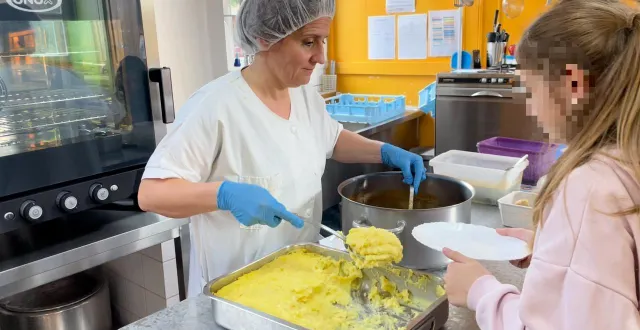photo  virginie coquin, cantinière de l’école de courtonne-la-meurdrac, sert le repas aux élèves. au menu du jour : purée de pommes de terre et rougail de saucisses de bœuf. tout a été cuisiné par ses soins le matin même.  &copy;  ouest-france 