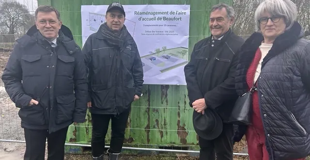 photo  beaufort-en-anjou, le 2 février 2026. philippe chalopin, président de baugeois-vallée, jérôme lacoste, maître d’œuvre pour la société exeplan, alain dozias, maire de beaufort-en-anjou et frédérique doizy, adjointe au maire, sur le chantier de rénovation de l’aire d’accueil des gens du voyage, route de la ménitré.  &copy;  co - christophe ricci 