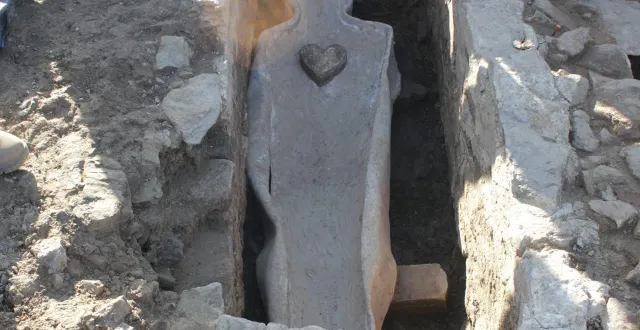 photo  les cercueils en plomb et le cardiotaphe retrouvés sous la place saint-germain à flers (orne) vont faire l’objet d’une exposition permanente à partir de 2027.  &copy;  archives ouest-france 