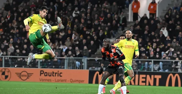 photo  le défenseur nantais ali youssif intervient ici devant sambou soumano.  &copy;  thierry creux / ouest-france 