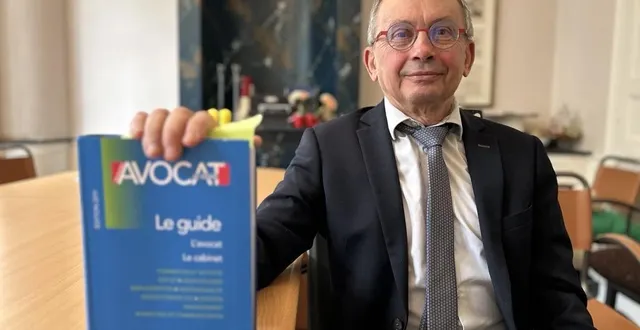 photo  jacques blenchet, nouveau bâtonnier d’alençon, tenant le guide de l’avocat.  &copy;  ouest-france 