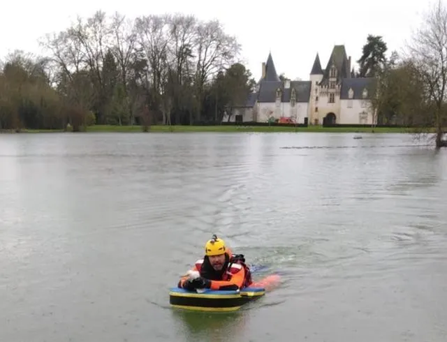 photo au large du plan d’eau, le château de javarzay.  ©  sdis 79