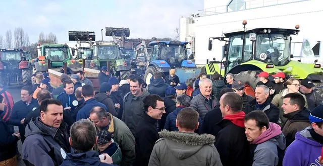 photo  en janvier 2024, une centaine d’agriculteurs s’étaient déplacés devant l’usine lactalis de domfront-en-poiraie, dans l’orne.  &copy;  joel le gall / ouest-france 