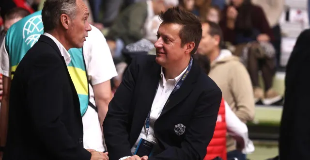 photo  cédric colbaut, ici en discussion avec le président de cholet basket, jérôme mérignac (à gauche).  &copy;  ouest-france 