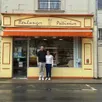 photo  charles pyré, devant sa boulangerie le fournil de la loire, avec sa compagne, méline mariet. 