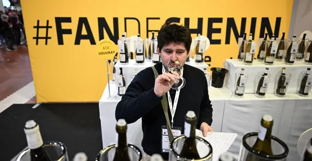 photo  angers, le 2 février 2026, parc des expositions. caviste en normandie, anthony sanchez était en quête de pépites sur la « chenin fan zone ».  &copy;  josselin clair 