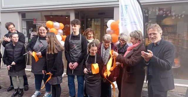 photo  travailleurs, administrateurs et élus, ravis de l’ouverture de cette épicerie, salon de thé au goût extraordinaire, rue des minimes, au mans (sarthe).  &copy;  ouest-france 