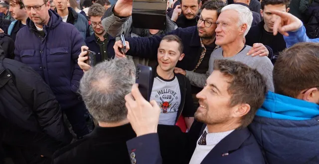 photo  didier deschamps s’est prêté au jeu des selfies à la sortie du théâtre de laval.  &copy;  ouest france 