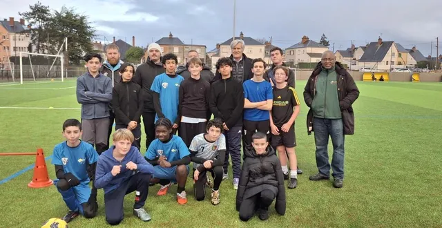 photo  stéphane le foll, maire du mans (en arrière-plan, au centre), entouré par les joueurs u15 et leur président, albert mpondo (à droite), sur le nouveau terrain synthétique, avenue félix-geneslay.  &copy;  ouest-france 