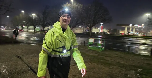photo  mathis vérité marche de son domicile à troarn jusqu'à son lycée à caen en faveur de l'association enfants du désert.  &copy;  famille vérité 