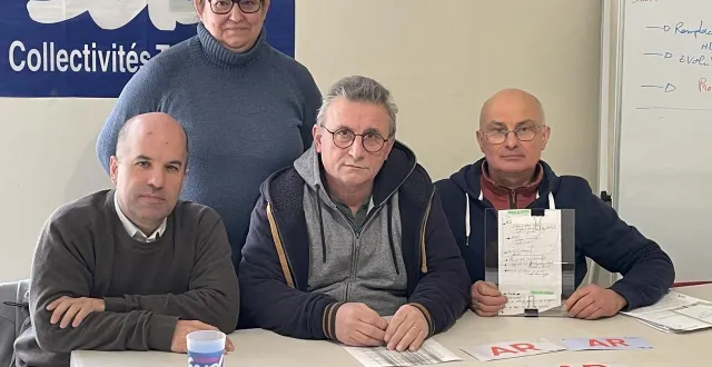 photo  karine pohu (sud collectivités), l’élu d’opposition rémi mareau, christophe rousseau, ancien agent et hervé coignard, électricien de la collectivité.  &copy;  le maine libre 