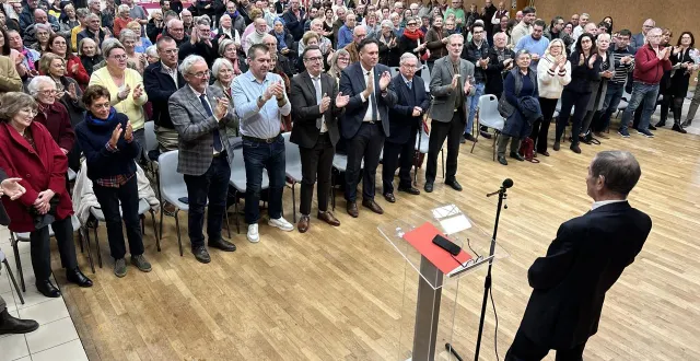 photo  l’assistance debout pour saluer marc lesschaeve à l’issue de ses derniers vœux en tant que maire.  &copy;  le maine libre 