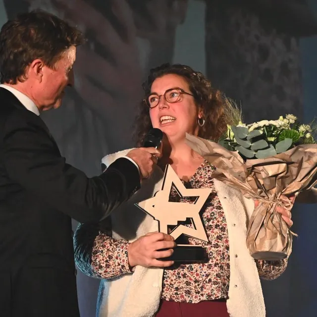 photo l’animateur de la soirée bruno vandestick tend le micro à élise foucault.  ©  le maine libre - denis lambert
