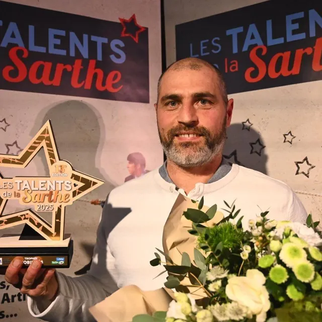 photo damien poirier avec le trophée.  ©  le maine libre - denis lambert