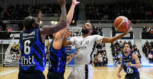 photo  les 17 points de warren racine n’ont pas suffi aux rennais.  &copy;  archives jocelyne régent 