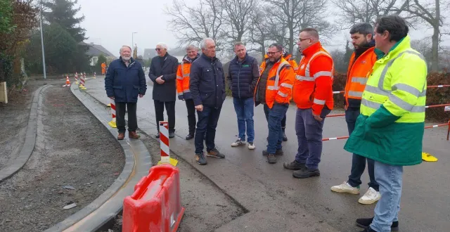 photo  à partir de la gauche, le maire, philippe alleaume ; le président de la communauté de communes, sylvain jarry ; deux adjoints, michel grippon et emmanuel huvé, et les représentants des entreprises.  &copy;  ouest-france 