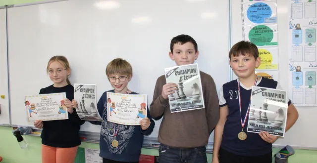 photo  quatre élèves de l’école gustave-flaubert de vimoutiers ont été mis à l’honneur, jeudi. la directrice, magali rault, leur a remis à chacun des diplômes. au concours des petits champions de la lecture des classes de cm1 et cm2, louna donot et paul morel ont été sélectionnés pour concourir à l’échelle départementale. trois autres diplômes ont été décernés, cette fois en lien avec le jeu des échecs. dans le cadre du championnat scolaire des jeux d’échecs, trois élèves ont fait partie des treize joueurs en lice au tournoi de sées : paul morel, mathéo bailleul-aumont et paulin rosa-jacquemart, qui se sont vus remettre un diplôme champion d’échecs. de gauche à droite : louna donot, paul morel, mathéo bailleul-aumont et paulin rosa-jacquemart.  &copy;  ouest-france 
